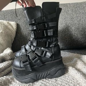 demonia neptune-210 size 4 (RUNS LARGE!!)